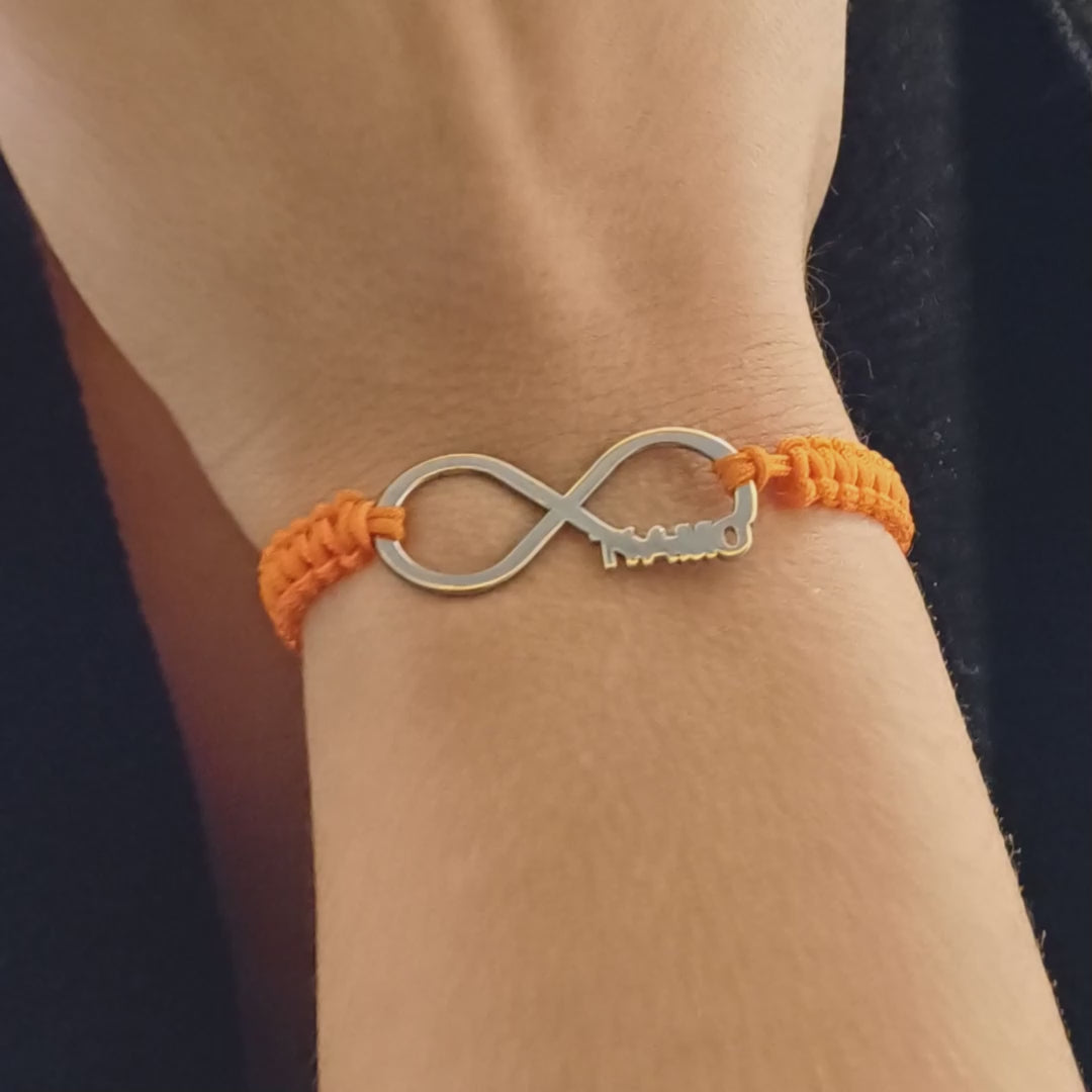 Il bracciale ha un design minimal ed elegante: un simbolo dell'infinito in argento 925 dal profilo liscio e brillante. Su un lato del simbolo, la scritta "Ti Amo" è delicatamente intagliata. Il bracciale è legato con un laccio in corda arancione intrecciata, che aggiunge un tocco vivace. Il contrasto tra il metallo freddo e la texture morbida del laccio lo rende piacevole da indossare, leggero ma resistente. Perfetto per chi ama i gioielli slim e personalizzati.
