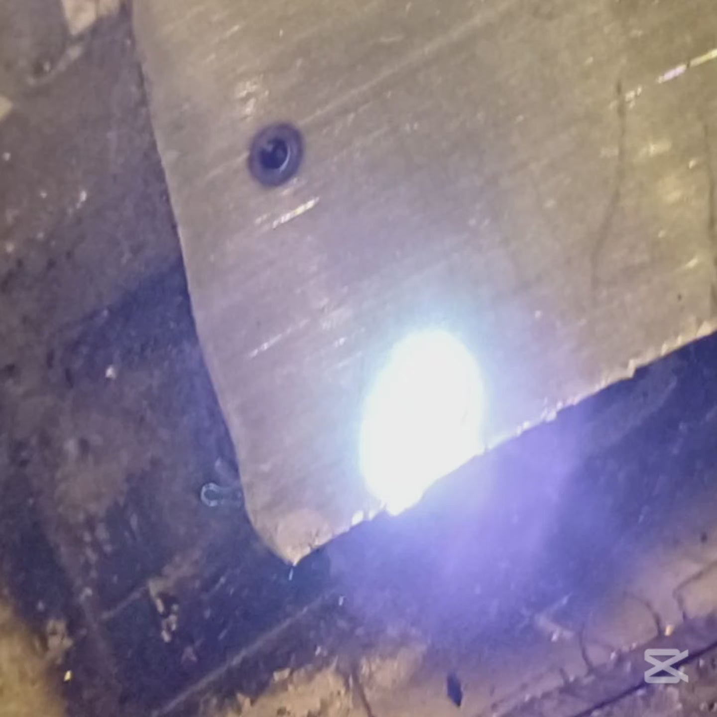 medaglia in oro 7507°°° O ARGENT 925/°°° della linea "SLIM", creata a mano nel nostro laboratorio orafo a Livorno, raffigurante Padre Pio in un ritratto dettagliato. La sua espressione serena ei tratti del viso sono realizzati con precisione grazie all'incisione laser a Livorno. La superficie è liscia, ma il rilievo del viso di Padre Pio dona una sensazione tattile unica. Leggera e sottile, questa medaglia è perfetta per portare sempre con sé un simbolo di fede e protezione.