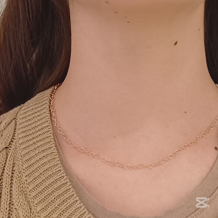 Questo girocollo sottile è formato da una catena delicata composta interamente da piccoli cuoria filo, traforati e collegati tra loro. Disponibile in argento 925  nelle tre varianto Bianco, Dorato e Ramato, è un gioiello esclusivo dal design leggero e raffinato.    Venduto nel nostro laboratorio orafo di Livorno, è pensato per chi ama eleganza e semplicità, perfetto sia per il quotidiano che per occasioni speciali.