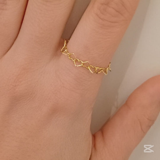 Questo anello è composto da una serie di maglie intrecciate a forma di cuore 💕, realizzate in argento 925 con un design raffinato. Al tatto è liscio e leggero, mentre la superficie lucida riflette la luce con eleganza. Disponibile in tre varianti: bianco luminoso, rosa romantico e giallo caldo, ogni versione racconta un’emozione unica. È un gioiello simbolico, perfetto per chi desidera indossare l’amore e l’armonia.