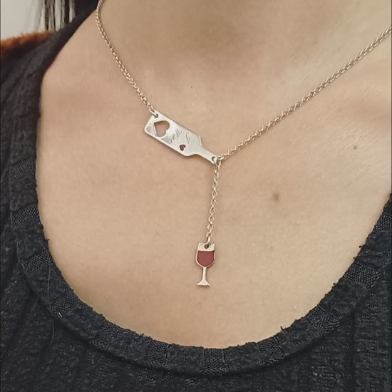 Questo girocollo in argento 925 è leggero e liscio al tatto, con due ciondoli dettagliati: una bottiglia slanciata e un bicchiere sottile. La scritta in rilievo "I Love Wine" si percepisce con le dita, dando un tocco di carattere al design. Il metallo è anallergico e piacevole sulla pelle. È possibile personalizzare il retro della bottiglia con un’incisione speciale, rendendolo un regalo unico per chi ama il vino e l’eleganza.