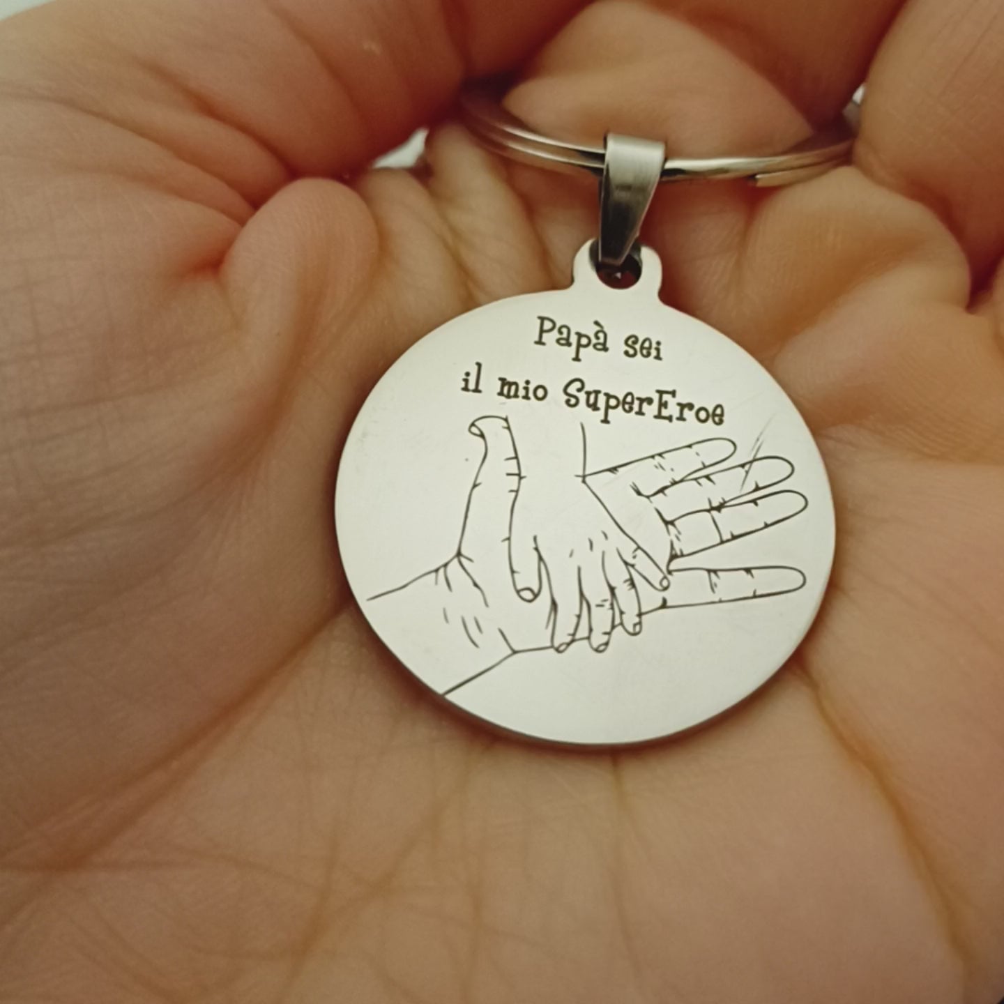 Un portachiavi rotondo, dal diametro di 30 mm, realizzato in acciaio resistente e piacevolmente liscio al tatto. Sulla sua superficie è incisa a laser un’immagine speciale, dedicata alla Festa del Papà. L’incisione è nitida e percettibile sotto le dita, creando un effetto leggermente ruvido che contrasta con la lucentezza del metallo. Solido ma leggero, è perfetto per accompagnare ogni giorno il papà che lo riceverà in dono. Personalizzabile con un nome o una frase speciale.