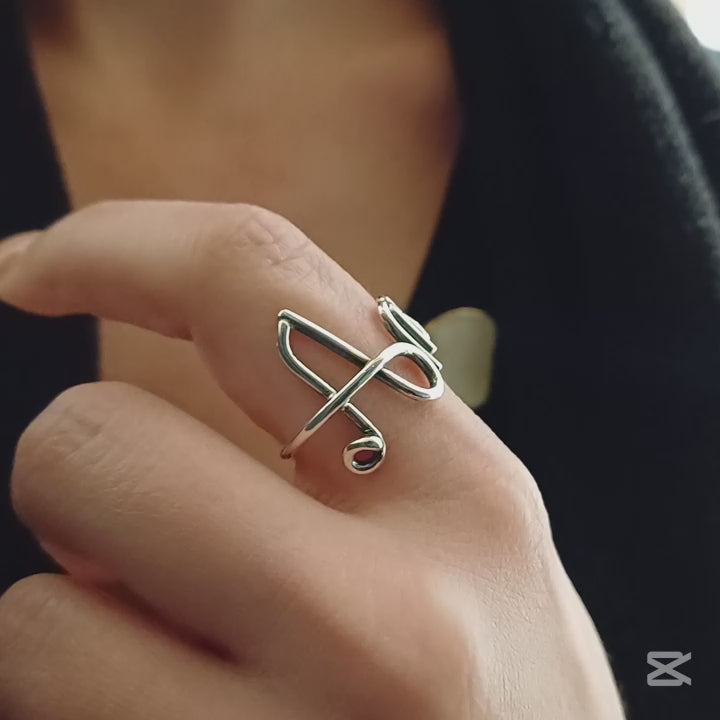 Immagina di accarezzare un filo d’argento liscio e brillante, che si snoda e si intreccia con eleganza fino a formare un nome. È un anello leggero e morbido al tatto, con curve armoniose e una struttura aperta, che segue dolcemente la forma del dito. Ogni lettera è parte di un unico filo, senza interruzioni, donando una sensazione di fluidità e continuità. Un gioiello su misura, pieno di emozione e personalità.