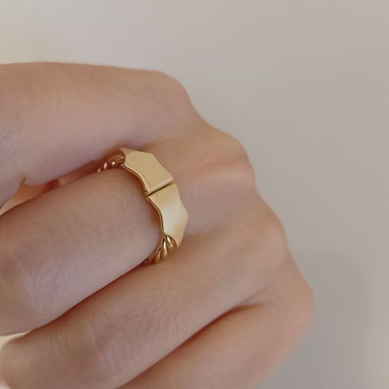  in oro indossato - video	Video dell'Anello Cordone Livornese in oro giallo 750 indossato, con testine e lavorazione a cordone visibili in movimento
