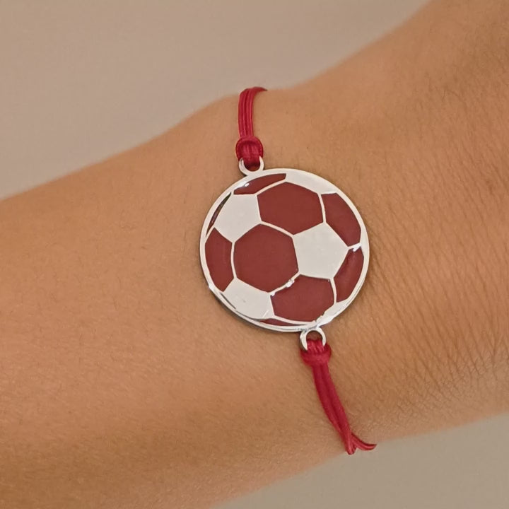 Bracciale in argento 925 realizzato a mano nel nostro laboratorio orafo, con incisione laser e smaltato a calso. Come ulteriore rifinitura è il sagolino marino color amaranto.