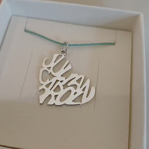 Video confezione regalo con ciondolo cuore personalizzato realizzato in argento 925 con nomi intrecciati