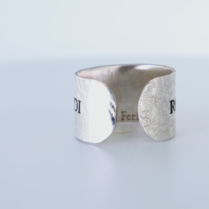 Video anello Medium con fascia alta di 13 mm in argento 925, realizzato a mano nel nostro laboratorio orafo, con incisione personalizzabile e smaltatura. incisione interna, personalizzata e numerata