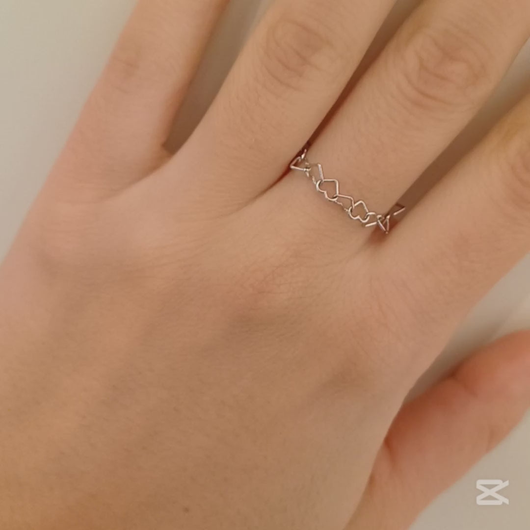 Questo anello è composto da una serie di maglie intrecciate a forma di cuore 💕, realizzate in argento 925 con un design raffinato. Al tatto è liscio e leggero, mentre la superficie lucida riflette la luce con eleganza. Disponibile in tre varianti: bianco luminoso, rosa romantico e giallo caldo, ogni versione racconta un’emozione unica. È un gioiello simbolico, perfetto per chi desidera indossare l’amore e l’armonia.