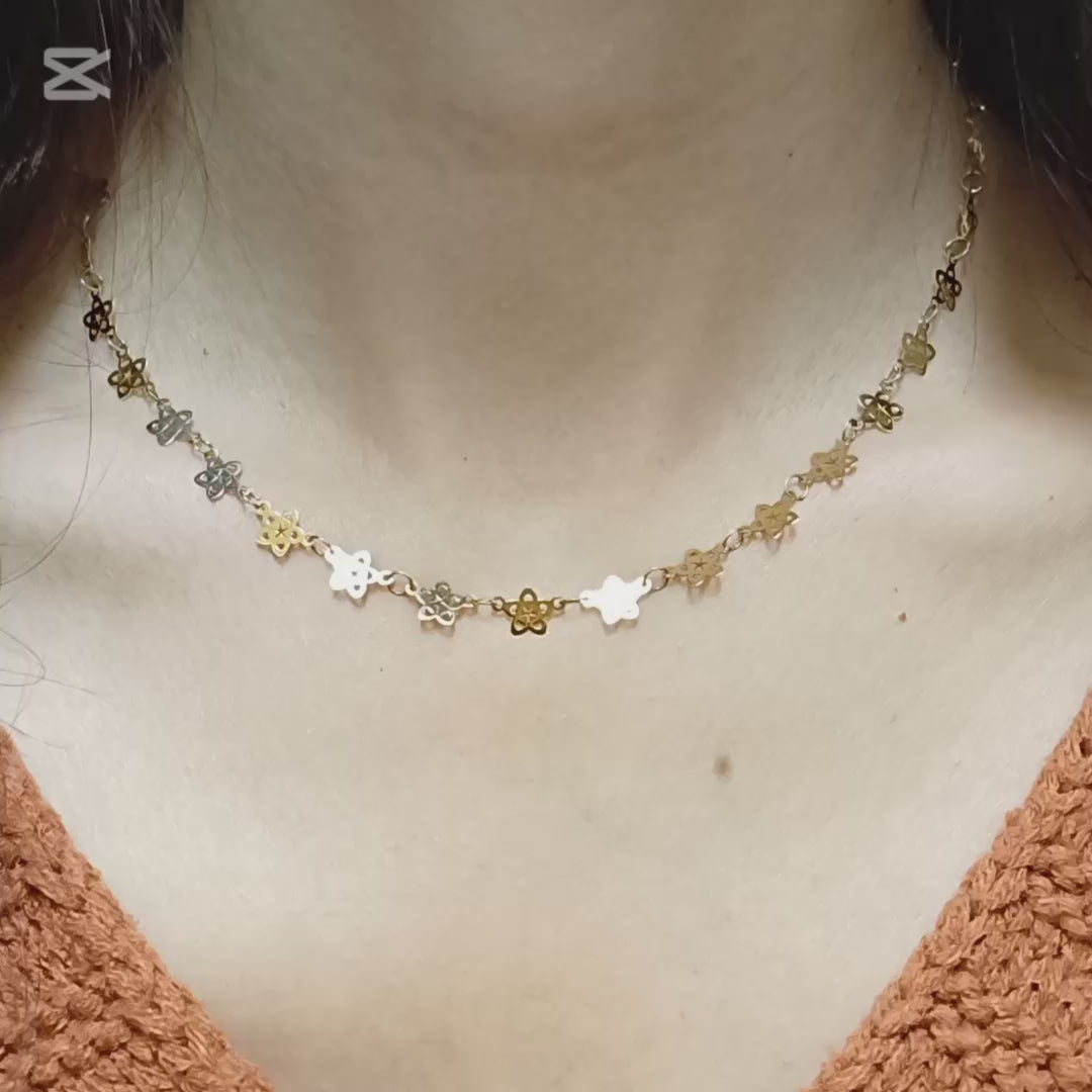 Questo girocollo in oro è un intreccio raffinato di piccoli fiori traforati, uniti tra loro per formare una catena leggera e delicata. Il metallo, dal colore caldo e brillante, riflette la luce con eleganza. Il tocco è liscio e sottile, ma la lavorazione artigianale aggiunge una sensazione di autenticità e unicità. Il girocollo è realizzato con taglio laser e rifinito a mano, unendo tradizione e innovazione nel nostro laboratorio orafo a Livorno.