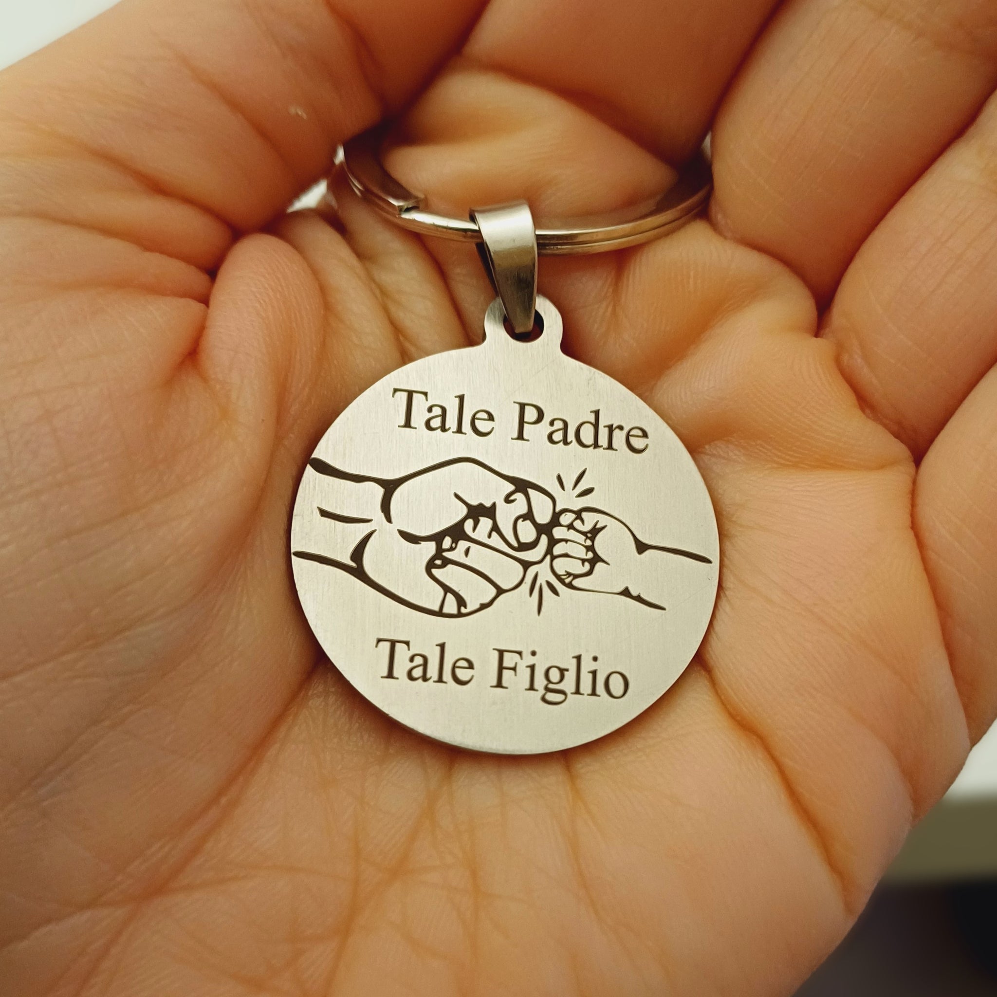 Un portachiavi rotondo, dal diametro di 30 mm, realizzato in acciaio resistente e piacevolmente liscio al tatto. Sulla sua superficie è incisa a laser un’immagine speciale, dedicata alla Festa del Papà. L’incisione è nitida e percettibile sotto le dita, creando un effetto leggermente ruvido che contrasta con la lucentezza del metallo. Solido ma leggero, è perfetto per accompagnare ogni giorno il papà che lo riceverà in dono. Personalizzabile con un nome o una frase speciale.