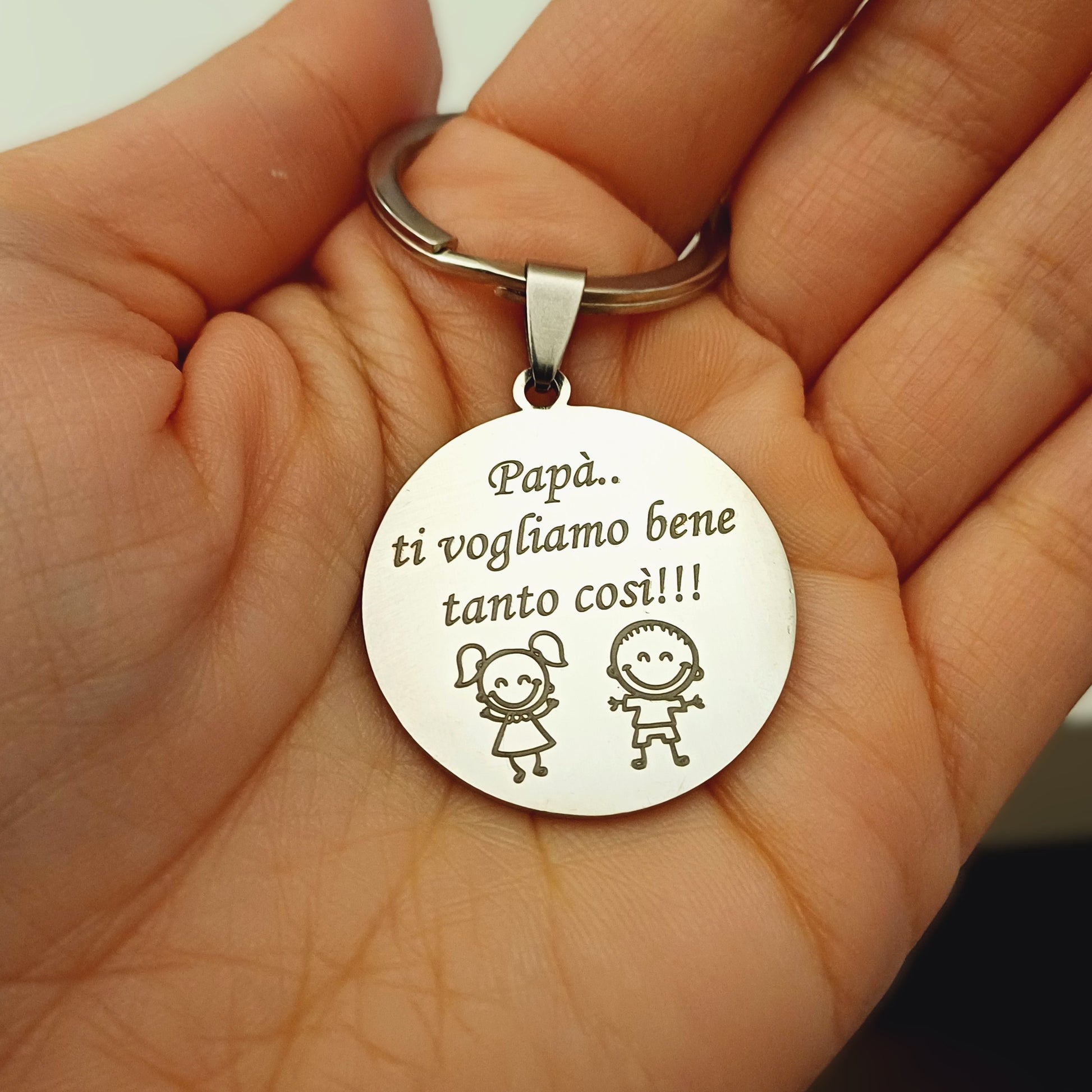 Un portachiavi rotondo, dal diametro di 30 mm, realizzato in acciaio resistente e piacevolmente liscio al tatto. Sulla sua superficie è incisa a laser un’immagine speciale, dedicata alla Festa del Papà. L’incisione è nitida e percettibile sotto le dita, creando un effetto leggermente ruvido che contrasta con la lucentezza del metallo. Solido ma leggero, è perfetto per accompagnare ogni giorno il papà che lo riceverà in dono. Personalizzabile con un nome o una frase speciale.