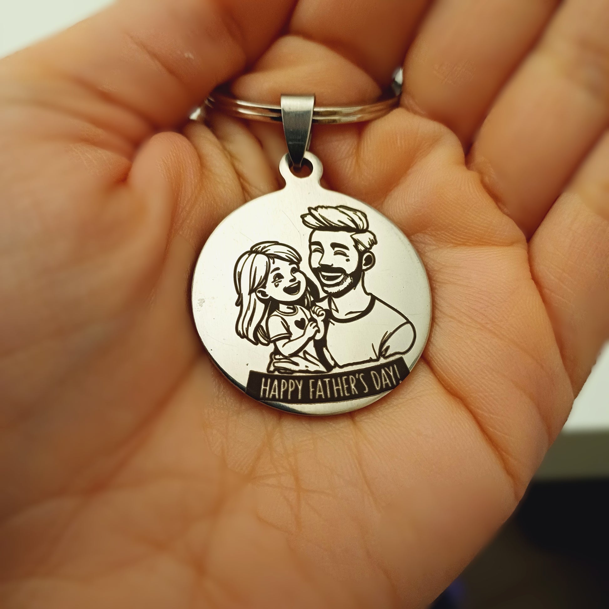 Un portachiavi rotondo, dal diametro di 30 mm, realizzato in acciaio resistente e piacevolmente liscio al tatto. Sulla sua superficie è incisa a laser un’immagine speciale, dedicata alla Festa del Papà. L’incisione è nitida e percettibile sotto le dita, creando un effetto leggermente ruvido che contrasta con la lucentezza del metallo. Solido ma leggero, è perfetto per accompagnare ogni giorno il papà che lo riceverà in dono. Personalizzabile con un nome o una frase speciale.