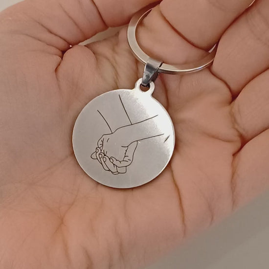 Un disco liscio e solido di acciaio, dal diametro di 30 mm, con un'incisione personalizzata realizzata con precisione laser. Le lettere sono lievemente incise sulla superficie, creando un contrasto delicato tra il metallo lucido e la profondità del tratto. Il portachiavi è resistente e compatto, con un anello robusto che lo rende pratico da usare ogni giorno. Un oggetto elegante e discreto, pensato per racchiudere un nome, una data o un pensiero speciale