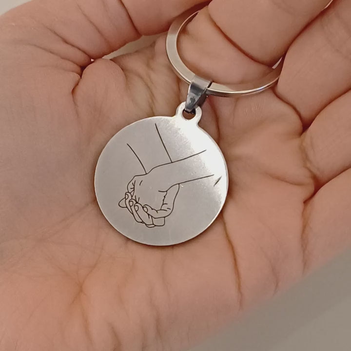 Un disco liscio e solido di acciaio, dal diametro di 30 mm, con un'incisione personalizzata realizzata con precisione laser. Le lettere sono lievemente incise sulla superficie, creando un contrasto delicato tra il metallo lucido e la profondità del tratto. Il portachiavi è resistente e compatto, con un anello robusto che lo rende pratico da usare ogni giorno. Un oggetto elegante e discreto, pensato per racchiudere un nome, una data o un pensiero speciale