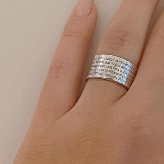 Immagina di indossare un anello a fascia di 9 mm, realizzato con cura nel nostro laboratorio orafo. La superficie liscia al tatto è interrotta da un'incisione raffinata: le parole dell'inno dell'US Livorno, scolpite con precisione grazie alla tecnica laser. Questo gioiello personalizzato celebra la passione calcistica con eleganza e orgoglio. Perfetto per chi desidera portare sempre con sé l'essenza della propria squadra del cuore