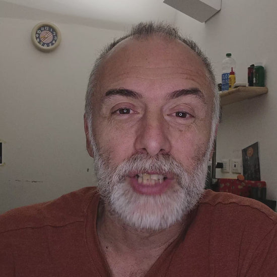 Anello a fascia in oro o argento 925 inciso con un disegno raffinato che raffigura la Terrazza Mascagni di Livorno. La superficie è liscia e ampia, con dettagli accurati e precisi grazie alla lavorazione al laser. Questo gioiello è stato realizzato da un laboratorio orafo a Livorno, noto per creare gioielli personalizzati che fondono artigianato e modernità. Un accessorio dal design unico che racconta il legame con il territorio e la sua bellezza.