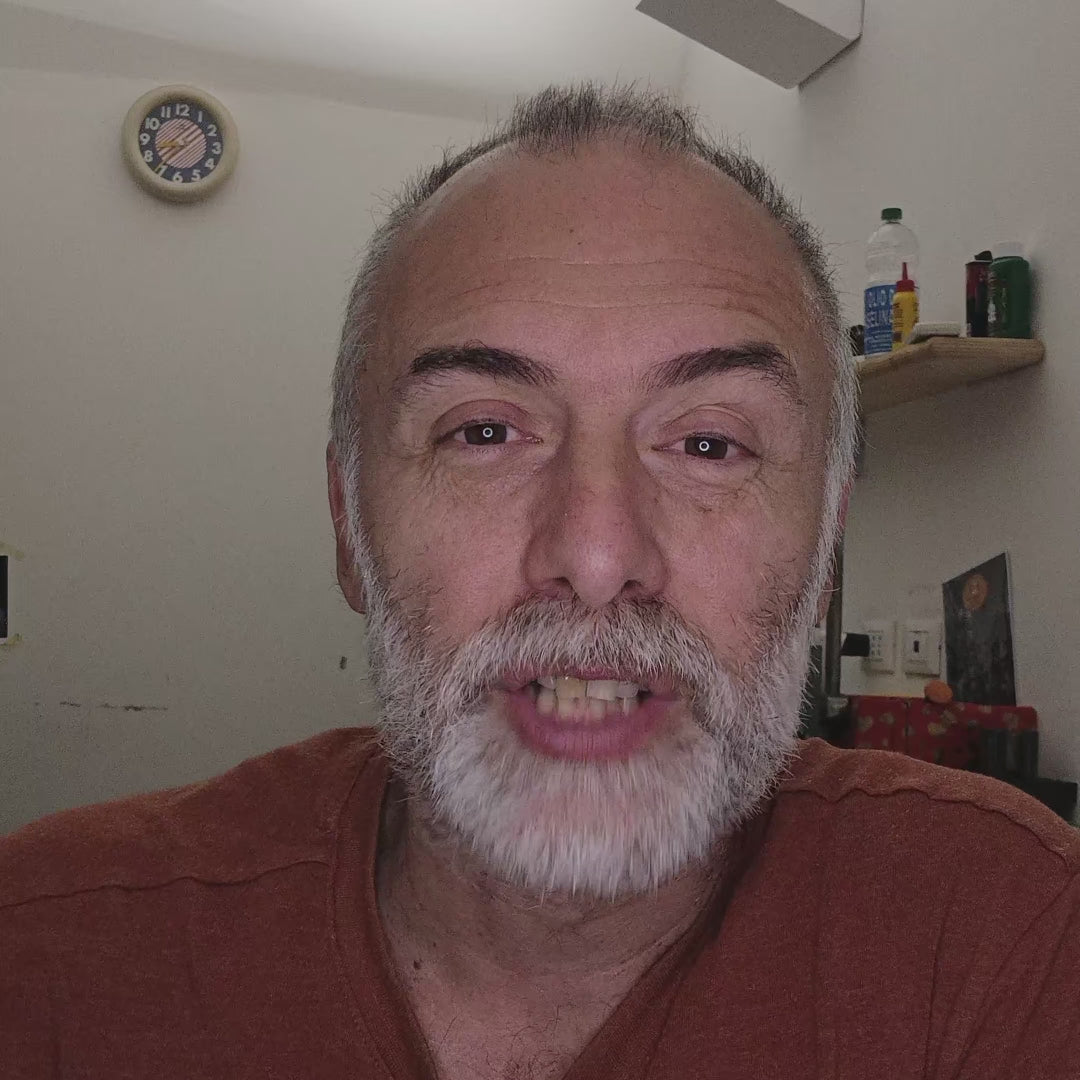 Anello a fascia in oro o argento 925 inciso con un disegno raffinato che raffigura la Terrazza Mascagni di Livorno. La superficie è liscia e ampia, con dettagli accurati e precisi grazie alla lavorazione al laser. Questo gioiello è stato realizzato da un laboratorio orafo a Livorno, noto per creare gioielli personalizzati che fondono artigianato e modernità. Un accessorio dal design unico che racconta il legame con il territorio e la sua bellezza.