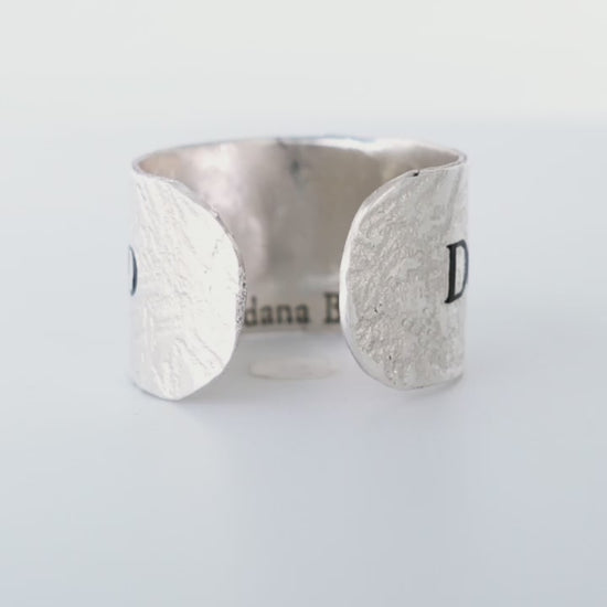 Fascia argento 925 alta 13 mm inciso e smaltato. 
Donne di Ferro per Loredana Bertè 