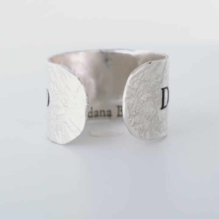 Fascia argento 925 alta 13 mm inciso e smaltato. 
Donne di Ferro per Loredana Bertè 