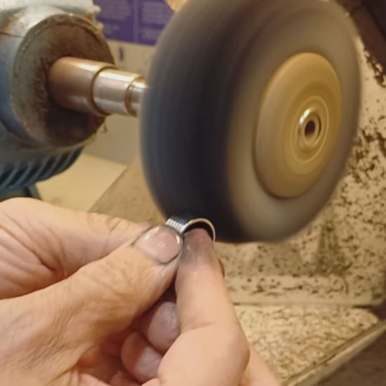 Immagina di indossare un anello a fascia di 9 mm, realizzato con cura nel nostro laboratorio orafo. La superficie liscia al tatto è interrotta da un'incisione raffinata: le parole dell'inno dell'US Livorno, scolpite con precisione grazie alla tecnica laser. Questo gioiello personalizzato celebra la passione calcistica con eleganza e orgoglio. Perfetto per chi desidera portare sempre con sé l'essenza della propria squadra del cuore