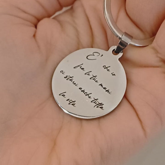 Un disco liscio e solido di acciaio, dal diametro di 30 mm, con un'incisione personalizzata realizzata con precisione laser. Le lettere sono lievemente incise sulla superficie, creando un contrasto delicato tra il metallo lucido e la profondità del tratto. Il portachiavi è resistente e compatto, con un anello robusto che lo rende pratico da usare ogni giorno. Un oggetto elegante e discreto, pensato per racchiudere un nome, una data o un pensiero speciale