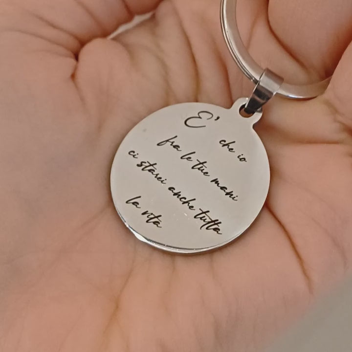 Un disco liscio e solido di acciaio, dal diametro di 30 mm, con un'incisione personalizzata realizzata con precisione laser. Le lettere sono lievemente incise sulla superficie, creando un contrasto delicato tra il metallo lucido e la profondità del tratto. Il portachiavi è resistente e compatto, con un anello robusto che lo rende pratico da usare ogni giorno. Un oggetto elegante e discreto, pensato per racchiudere un nome, una data o un pensiero speciale