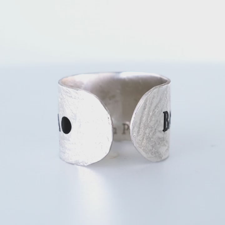 Fascia 13mm in argento 925/°°° Linea Medium . Regalata a  Teresa Papucci Presidentessa del Centro Donna . Ogni realizzazione della linea Medium è personalizzata con incisioni smaltate e inciso internamente con un numero univoco e Nome-Cognome della persona . Sono anelli artigianali realizzati completamente a mano nella nostra gioielleria. Una fascia che rappresenta la nostra essenza, il nostro simbolo o il nostro motto.