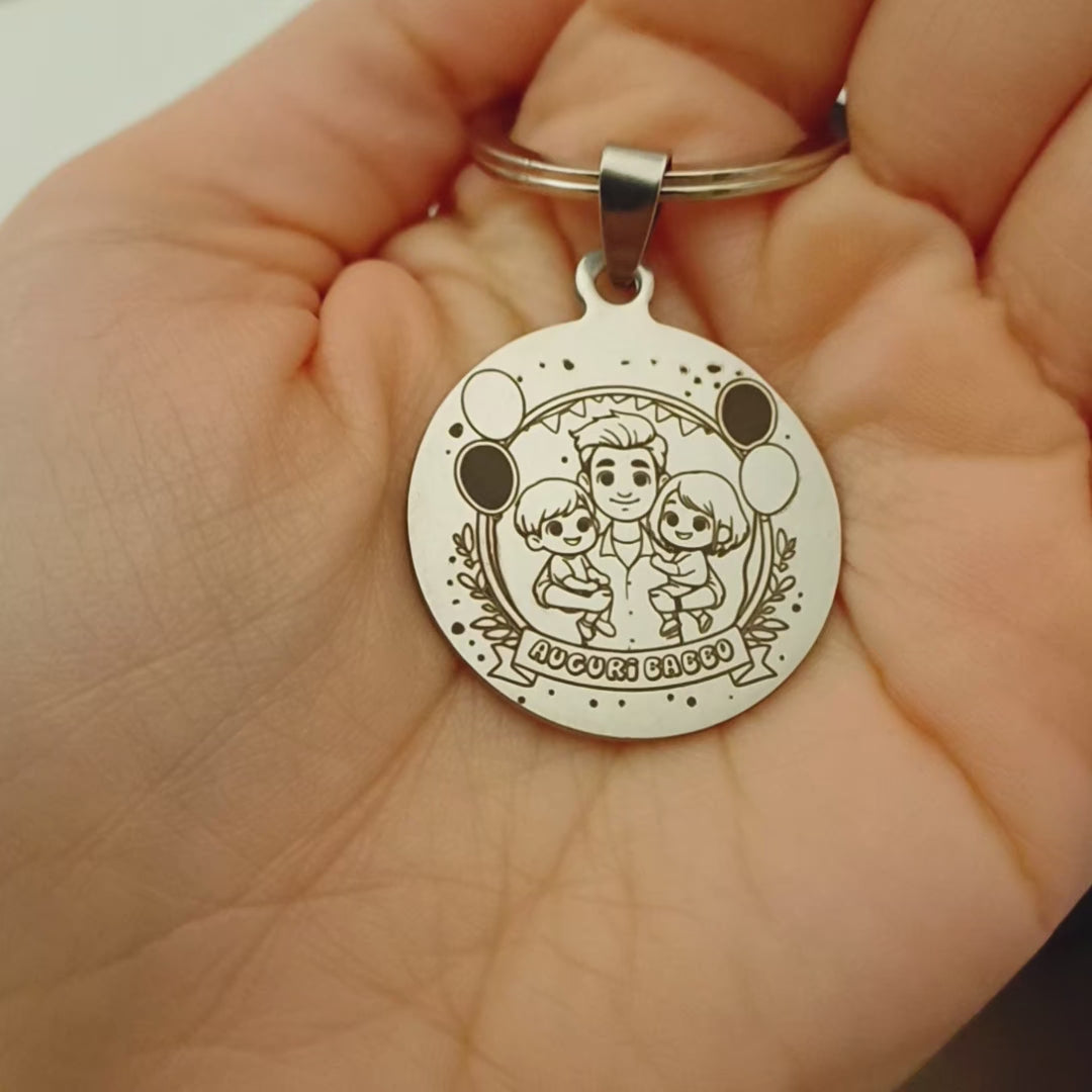 Un portachiavi rotondo, dal diametro di 30 mm, realizzato in acciaio resistente e piacevolmente liscio al tatto. Sulla sua superficie è incisa a laser un’immagine speciale, dedicata alla Festa del Papà. L’incisione è nitida e percettibile sotto le dita, creando un effetto leggermente ruvido che contrasta con la lucentezza del metallo. Solido ma leggero, è perfetto per accompagnare ogni giorno il papà che lo riceverà in dono. Personalizzabile con un nome o una frase speciale.