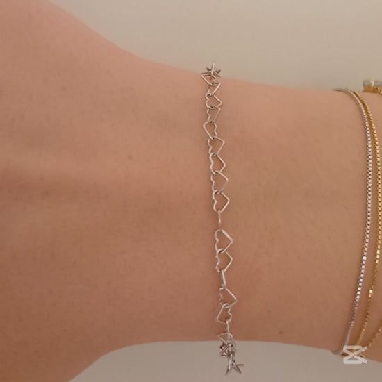 Immagina un bracciale delicato e leggero, composto da una fila di piccoli cuori, questo bracciale è realizzato con un sottile filo d’argento, lucido e liscio al tatto. Il design è semplice ma ricco di significato, ideale per chi ama dettagli raffinati e romantici. Il bracciale, venduto dal nostro laboratorio orafo a Livorno, scivola dolcemente sul polso, regalando una sensazione di leggerezza e una carezza che accompagna ogni movimento.