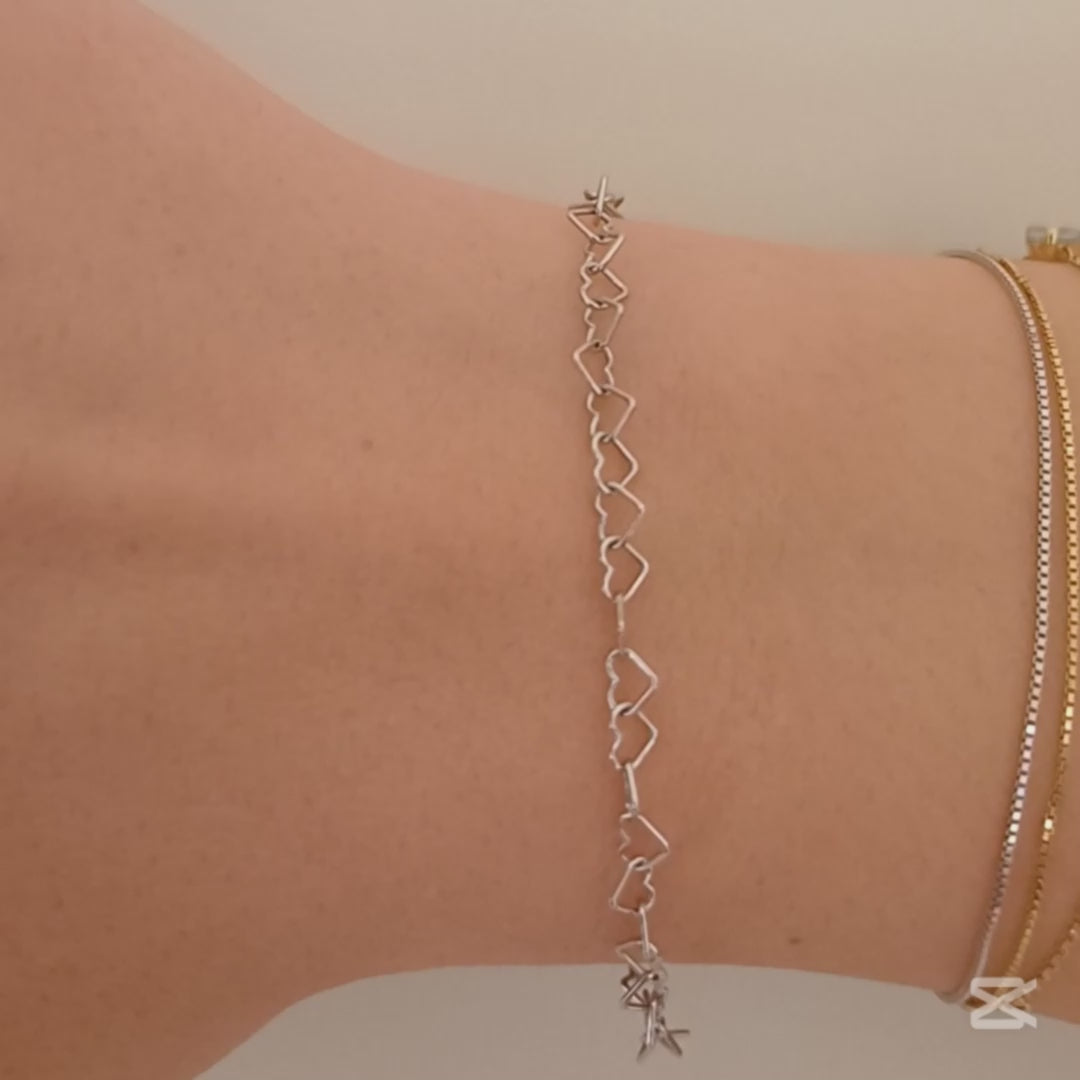 Immagina un bracciale delicato e leggero, composto da una fila di piccoli cuori, questo bracciale è realizzato con un sottile filo d’argento, lucido e liscio al tatto. Il design è semplice ma ricco di significato, ideale per chi ama dettagli raffinati e romantici. Il bracciale, venduto dal nostro laboratorio orafo a Livorno, scivola dolcemente sul polso, regalando una sensazione di leggerezza e una carezza che accompagna ogni movimento.