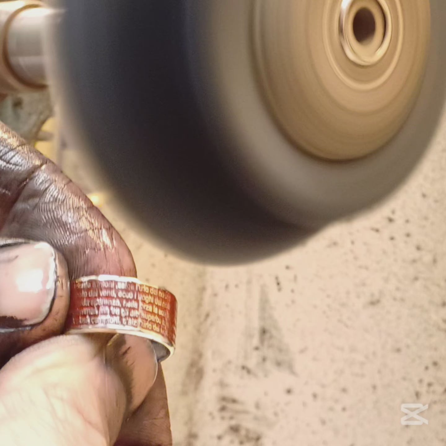 Immagina di indossare un anello a fascia di 9 mm, realizzato con cura nel nostro laboratorio orafo. La superficie liscia al tatto è interrotta da un'incisione raffinata: le parole dell'inno dell'US Livorno, scolpite con precisione grazie alla tecnica laser. Questo gioiello personalizzato celebra la passione calcistica con eleganza e orgoglio. Perfetto per chi desidera portare sempre con sé l'essenza della propria squadra del cuore