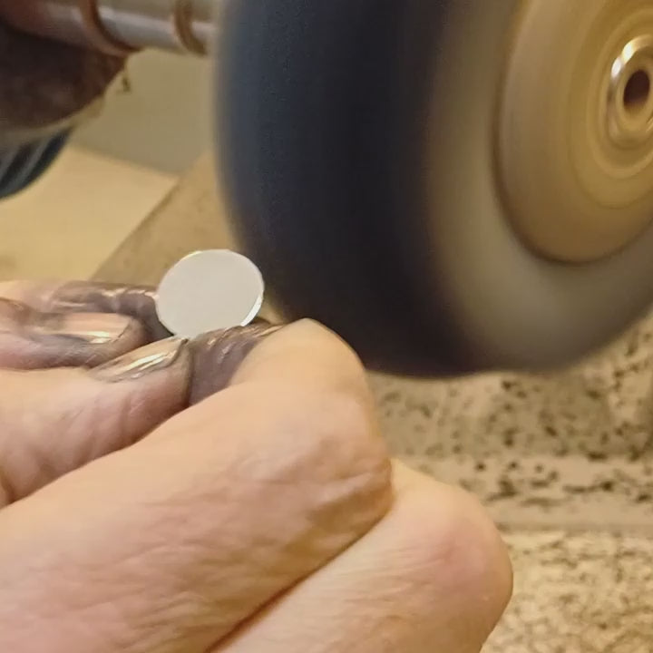 Medaglia dal diametro di 15 mm dell'U.S.Livorno è parte della nostra linea esclusiva in argento 925. Ogni dettaglio è curato con precisione grazie all'incisione laser , e la superficie smaltata a caldo aggiunge un tocco di colore e profondità, rendendo questa medaglia un simbolo distintivo e raffinato. 