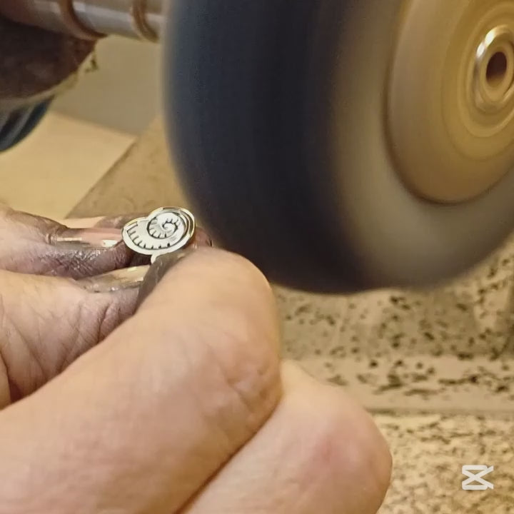 Questo pendente rappresenta una conchiglia stilizzata, traforata e realizzata in oro . La sua superficie è incisa a laser per evidenziare i dettagli delicati e raffinati del design. Leggero e dal profilo elegante, è prodotto in un laboratorio orafo a Livorno. Il pendente è perfetto per chi ama gioielli semplici, ma carichi di significato. Può essere indossato come simbolo del mare o come dettaglio originale e luminoso.