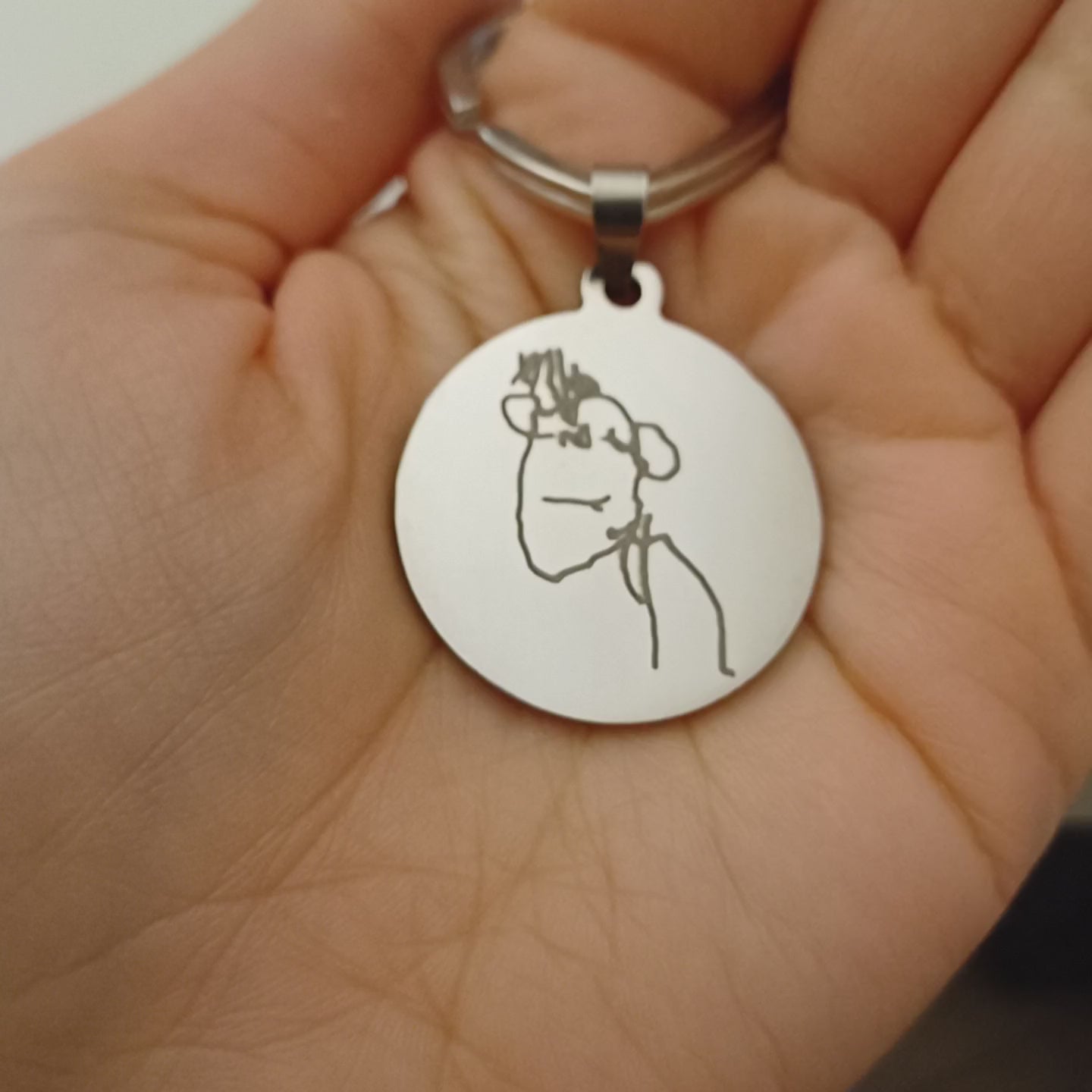 Un portachiavi rotondo, dal diametro di 30 mm, realizzato in acciaio resistente e piacevolmente liscio al tatto. Sulla sua superficie è incisa a laser un’immagine speciale, dedicata alla Festa del Papà. L’incisione è nitida e percettibile sotto le dita, creando un effetto leggermente ruvido che contrasta con la lucentezza del metallo. Solido ma leggero, è perfetto per accompagnare ogni giorno il papà che lo riceverà in dono. Personalizzabile con un nome o una frase speciale.