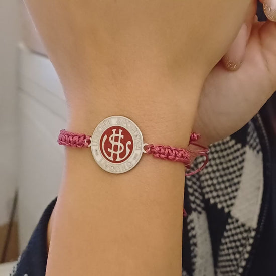 Bracciale dell'US Livorno è un gioiello esclusivo in argento 925 , realizzato con cura artigianale nel nostro laboratorio orafo a Livorno . Il design, elegante e unico, è ottenuto grazie a un'incisione laser precisa e una finitura smaltata a caldo , che aggiunge un tocco di colore e profondità. Un accessorio perfetto per chi desidera portare con sé il simbolo della propria squadra del cuore, unendo passione sportiva e artigianalità. 