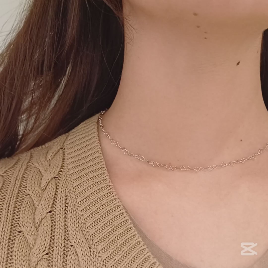 Questo girocollo sottile è formato da una catena delicata composta interamente da piccoli cuoria filo, traforati e collegati tra loro. Disponibile in argento 925  nelle tre varianto Bianco, Dorato e Ramato, è un gioiello esclusivo dal design leggero e raffinato.    Venduto nel nostro laboratorio orafo di Livorno, è pensato per chi ama eleganza e semplicità, perfetto sia per il quotidiano che per occasioni speciali.