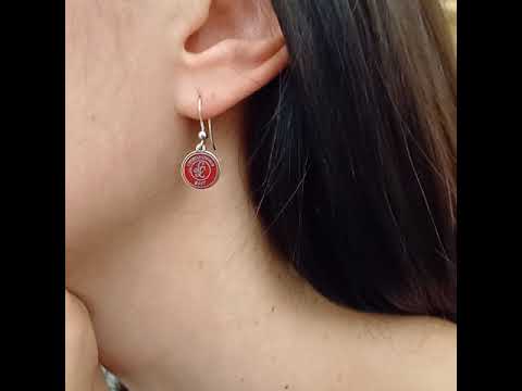 Un paio di orecchini pendenti in argento 925, con un amo elegante e una medaglia da 10 mm, incisa a laser e smaltata in amaranto con il logo della Libertas Livorno 1947. Realizzati artigianalmente nel nostro laboratorio orafo a Livorno, offrono un design raffinato e dettagliato che celebra la passione sportiva. Ideali per chi ama i gioielli personalizzati e desidera indossare un pezzo che racconta la propria appartenenza e amore per il basket