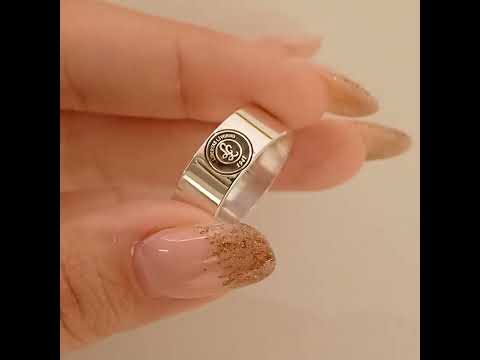 Un anello a fascia in argento 925, largo 7 mm, con una superficie liscia e lucente. Inciso con precisione a laser, porta il logo della Libertas Livorno 1947, rendendo omaggio alla tradizione sportiva della città. L'anello è lavorato artigianalmente nel nostro laboratorio orafo a Livorno, offrendo eleganza e personalità. Ideale per chi ama i gioielli personalizzati e vuole portare sempre con sé un simbolo che esprime la propria passione per il calcio e le proprie radici.