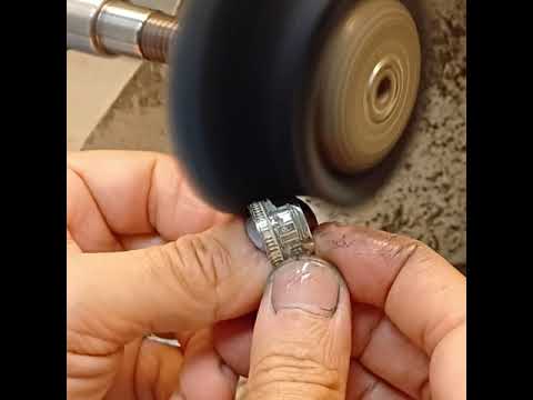 Anello a fascia in oro o argento 925 inciso con un disegno raffinato che raffigura la Terrazza Mascagni di Livorno. La superficie è liscia e ampia, con dettagli accurati e precisi grazie alla lavorazione al laser. Questo gioiello è stato realizzato da un laboratorio orafo a Livorno, noto per creare gioielli personalizzati che fondono artigianato e modernità. Un accessorio dal design unico che racconta il legame con il territorio e la sua bellezza.