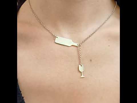 Questo girocollo è realizzato a mano nel nostro laboratorio orafo a Livorno in argento 925. La catenina sottile sostiene due ciondoli lucidi: una bottiglia inclinata e un bicchiere appeso sotto di essa. Il design è minimalista, con superfici lisce e dettagli semplici, che richiamano l'amore per il vino in modo elegante e discreto. La bottiglia e il bicchiere hanno una finitura lucida, che dona brillantezza al gioiello. È possibile personalizzare il girocollo con un'incisione Laser