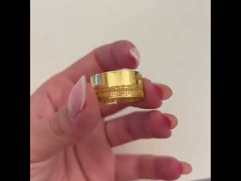 Anello a fascia in oro o argento 925 inciso con un disegno raffinato che raffigura la Terrazza Mascagni di Livorno. La superficie è liscia e ampia, con dettagli accurati e precisi grazie alla lavorazione al laser. Questo gioiello è stato realizzato da un laboratorio orafo a Livorno, noto per creare gioielli personalizzati che fondono artigianato e modernità. Un accessorio dal design unico che racconta il legame con il territorio e la sua bellezza.