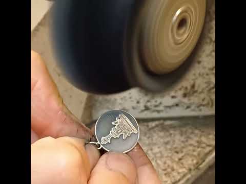 Un ciondolo rotondo in oro o argento 925 con un’incisione raffinata che raffigura i Quattro Mori, simbolo storico di Livorno. La superficie liscia e i dettagli scolpiti al laser donano al gioiello una bellezza unica. Realizzato artigianalmente nel nostro laboratorio orafo a Livorno, questo ciondolo è un pezzo che unisce tradizione e modernità. Perfetto per chi desidera portare con sé un frammento della storia della città, in un design elegante e significativo.