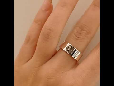 Un anello a fascia in argento 925, largo 7 mm, con una superficie liscia e lucente. Inciso con precisione a laser, porta il logo della Libertas Livorno 1947, rendendo omaggio alla tradizione sportiva della città. L'anello è lavorato artigianalmente nel nostro laboratorio orafo a Livorno, offrendo eleganza e personalità. Ideale per chi ama i gioielli personalizzati e vuole portare sempre con sé un simbolo che esprime la propria passione per il calcio e le proprie radici.