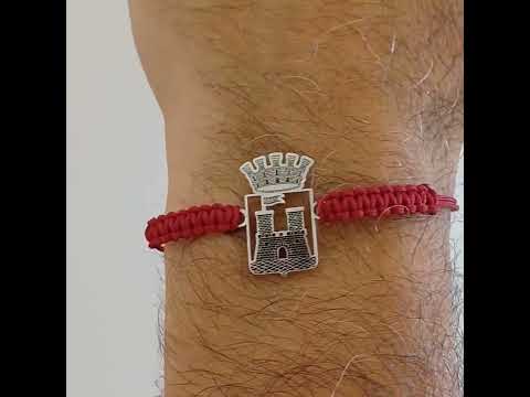 Il braccialetto è realizzato in sagolino marino amaranto, annodato in un motivo elegante. Al centro c'è il "FIDES" in argento, lo stemma di Livorno ,alto 25mm. Il braccialetto è regolabile, quindi può essere indossato da chiunque.

Questo braccialetto è un modo elegante e discreto per mostrare il tuo orgoglio per la città di Livorno. È un regalo perfetto per chiunque ami questa città o per chiunque voglia mostrare il suo sostegno alla comunità locale. foto indossata